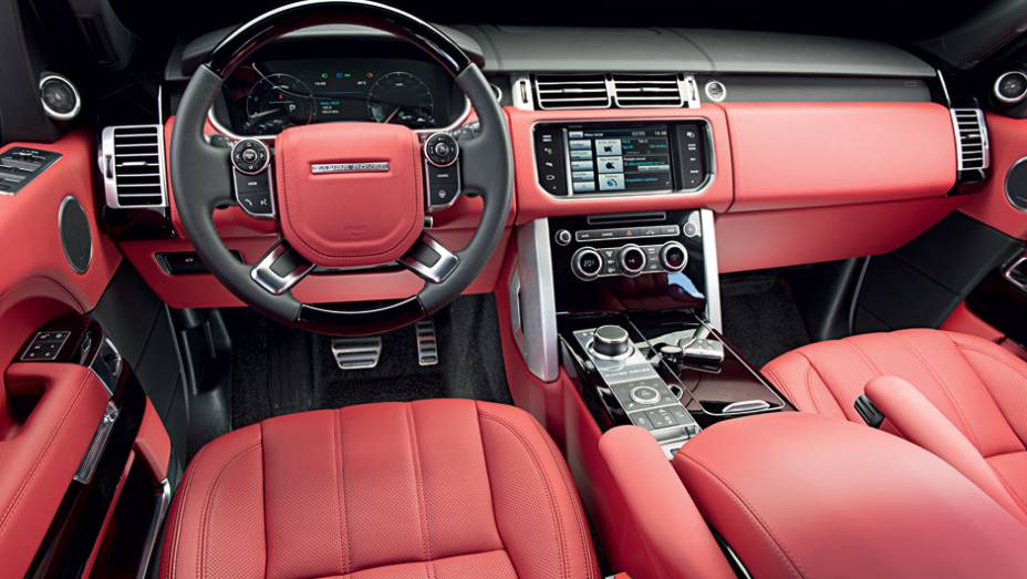 Couro vermelho &eacute; uma das op&ccedil;&otilde;es de acabamento | <a href="https://beta-develop.quatrorodas.abril.com.br/carros/testes/land-rover-range-rover-vogue-738240.shtml" rel="migration">Leia mais</a>