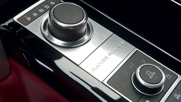 Seletores comandam o câmbio... | <a href="https://beta-develop.quatrorodas.abril.com.br/carros/testes/land-rover-range-rover-vogue-738240.shtml" rel="migration">Leia mais</a> Seletores comandam o câmbio... | <a href="https://beta-develop.quatrorodas.abril.com.br/carros/testes/land-rover-range-rover-vogue-738240.shtml" rel="migration">Leia mais</a>