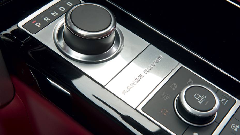 Seletores comandam o câmbio... | <a href="https://beta-develop.quatrorodas.abril.com.br/carros/testes/land-rover-range-rover-vogue-738240.shtml" rel="migration">Leia mais</a> Seletores comandam o câmbio... | <a href="https://beta-develop.quatrorodas.abril.com.br/carros/testes/land-rover-range-rover-vogue-738240.shtml" rel="migration">Leia mais</a>