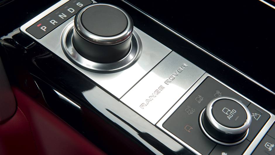 Seletores comandam o c&acirc;mbio... | <a href="https://beta-develop.quatrorodas.abril.com.br/carros/testes/land-rover-range-rover-vogue-738240.shtml" rel="migration">Leia mais</a>