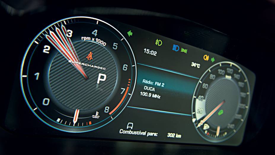 Quadro de instrumentos utiliza uma tela de alta resolu&ccedil;&atilde;o | <a href="https://beta-develop.quatrorodas.abril.com.br/carros/testes/land-rover-range-rover-vogue-738240.shtml" rel="migration">Leia mais</a>
