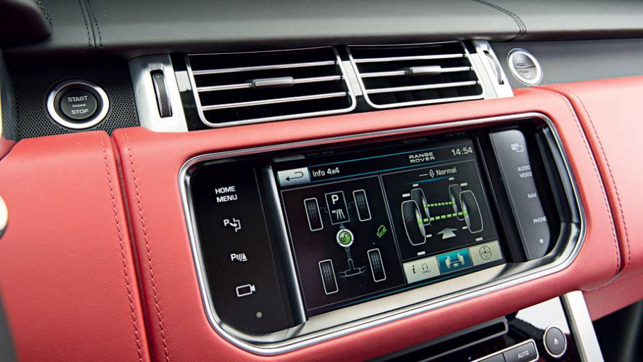 Tela digital indica o funcionamento do sistema de tra&ccedil;&atilde;o | <a href="https://beta-develop.quatrorodas.abril.com.br/carros/testes/land-rover-range-rover-vogue-738240.shtml" rel="migration">Leia mais</a>