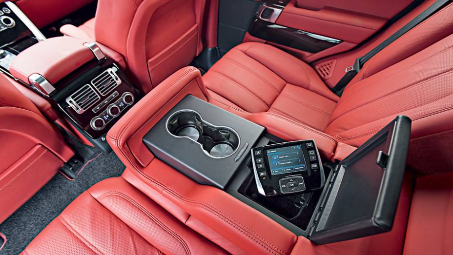 Controle remoto comanda som e v&iacute;deo | <a href="https://beta-develop.quatrorodas.abril.com.br/carros/testes/land-rover-range-rover-vogue-738240.shtml" rel="migration">Leia mais</a>