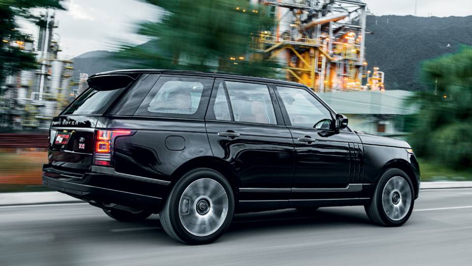 SUV &eacute; discreto e n&atilde;o abusa dos cromados | <a href="https://beta-develop.quatrorodas.abril.com.br/carros/testes/land-rover-range-rover-vogue-738240.shtml" rel="migration">Leia mais</a>
