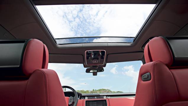 Teto panorâmico amplia a luminosidade na cabine | <a href="https://beta-develop.quatrorodas.abril.com.br/carros/testes/land-rover-range-rover-vogue-738240.shtml" rel="migration">Leia mais</a> Teto panorâmico amplia a luminosidade na cabine | <a href="https://beta-develop.quatrorodas.abril.com.br/carros/testes/land-rover-range-rover-vogue-738240.shtml" rel="migration">Leia mais</a>