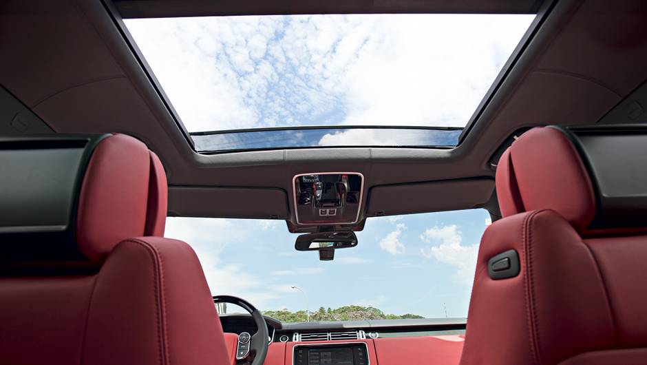 Teto panorâmico amplia a luminosidade na cabine | <a href="https://beta-develop.quatrorodas.abril.com.br/carros/testes/land-rover-range-rover-vogue-738240.shtml" rel="migration">Leia mais</a> Teto panorâmico amplia a luminosidade na cabine | <a href="https://beta-develop.quatrorodas.abril.com.br/carros/testes/land-rover-range-rover-vogue-738240.shtml" rel="migration">Leia mais</a>
