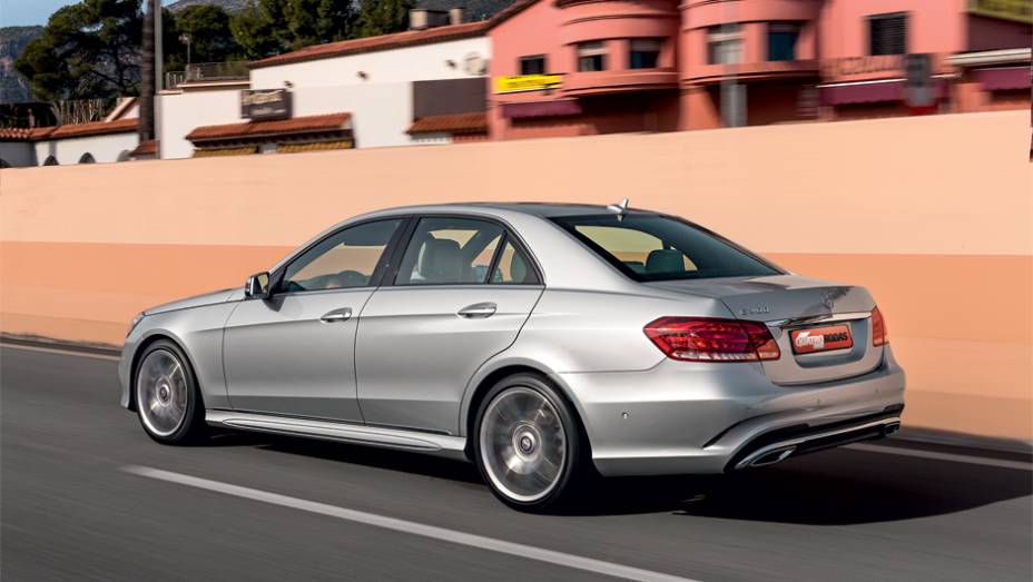 Na lateral, a novidade é o vinco que atravessaa carroceria | <a href="https://beta-develop.quatrorodas.abril.com.br/carros/impressoes/mercedes-benz-400-738463.shtml" rel="migration">Leia mais</a> Na lateral, a novidade é o vinco que atravessaa carroceria | <a href="https://beta-develop.quatrorodas.abril.com.br/carros/impressoes/mercedes-benz-400-738463.shtml" rel="migration">Leia mais</a>