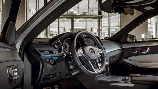 O sistema de direção foi revisado para deixá-la mais precisa e pesada | <a href="https://beta-develop.quatrorodas.abril.com.br/carros/impressoes/mercedes-benz-400-738463.shtml" rel="migration">Leia mais</a> O sistema de direção foi revisado para deixá-la mais precisa e pesada | <a href="https://beta-develop.quatrorodas.abril.com.br/carros/impressoes/mercedes-benz-400-738463.shtml" rel="migration">Leia mais</a>