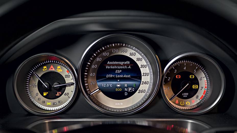 Os mostradores dos instrumentos trocaram o fundo preto pelo branco | <a href="https://beta-develop.quatrorodas.abril.com.br/carros/impressoes/mercedes-benz-400-738463.shtml" rel="migration">Leia mais</a> Os mostradores dos instrumentos trocaram o fundo preto pelo branco | <a href="https://beta-develop.quatrorodas.abril.com.br/carros/impressoes/mercedes-benz-400-738463.shtml" rel="migration">Leia mais</a>