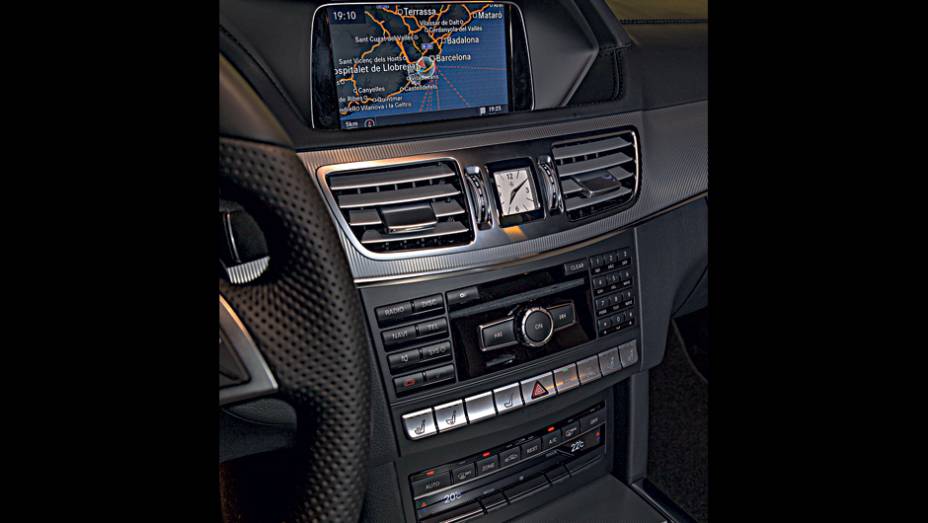 Relógio analógico é novo, o painel não | <a href="https://beta-develop.quatrorodas.abril.com.br/carros/impressoes/mercedes-benz-400-738463.shtml" rel="migration">Leia mais</a> Relógio analógico é novo, o painel não | <a href="https://beta-develop.quatrorodas.abril.com.br/carros/impressoes/mercedes-benz-400-738463.shtml" rel="migration">Leia mais</a>