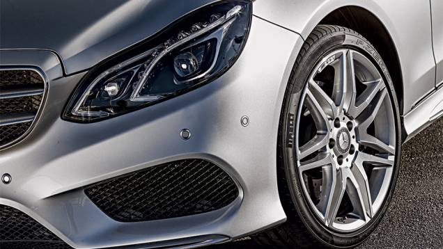 Rodas aro 17 e perfil 45 no E 400 | <a href="https://beta-develop.quatrorodas.abril.com.br/carros/impressoes/mercedes-benz-400-738463.shtml" rel="migration">Leia mais</a> Rodas aro 17 e perfil 45 no E 400 | <a href="https://beta-develop.quatrorodas.abril.com.br/carros/impressoes/mercedes-benz-400-738463.shtml" rel="migration">Leia mais</a>
