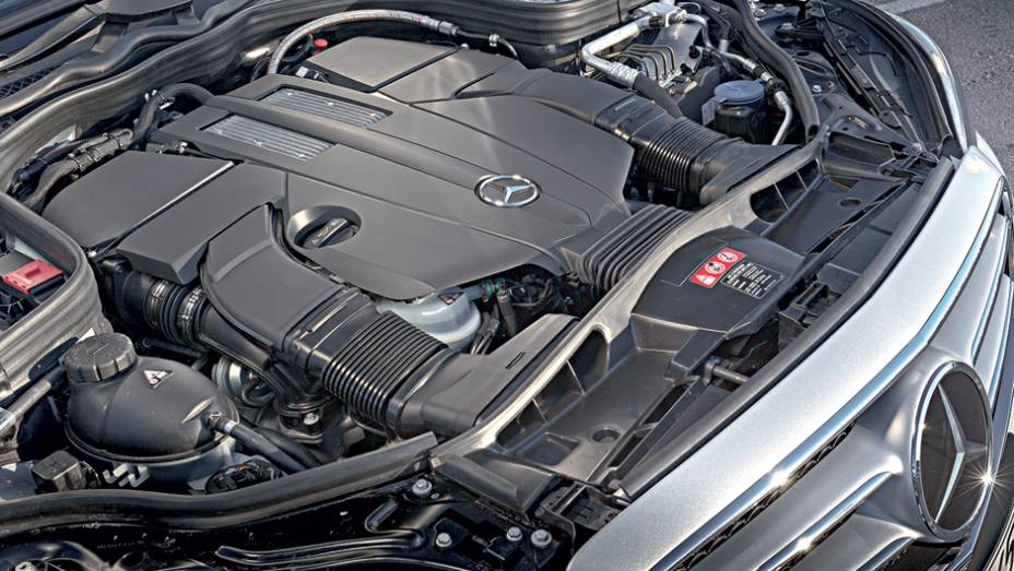 O motor do estreante E 400 é um 3.0 biturbo com injeção direta de 333 cv | <a href="https://beta-develop.quatrorodas.abril.com.br/carros/impressoes/mercedes-benz-400-738463.shtml" rel="migration">Leia mais</a>