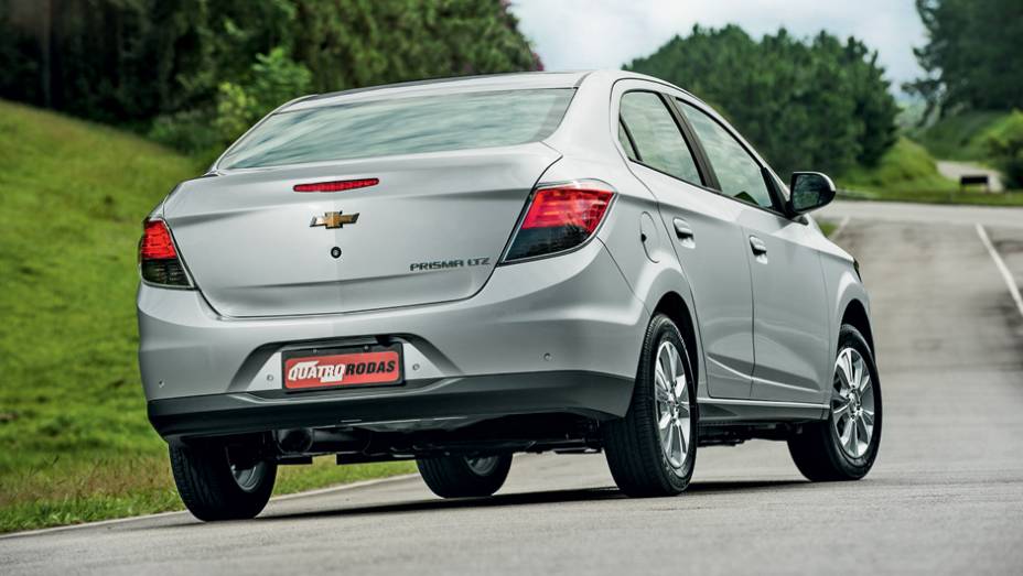 Vidro inclinado dificulta a visão traseira. Placa fica fora da tampa traseira | <a href="https://beta-develop.quatrorodas.abril.com.br/carros/testes/chevrolet-prisma-ltz-1-4-737233.shtml" rel="migration">Leia mais</a> Vidro inclinado dificulta a visão traseira. Placa fica fora da tampa traseira | <a href="https://beta-develop.quatrorodas.abril.com.br/carros/testes/chevrolet-prisma-ltz-1-4-737233.shtml" rel="migration">Leia mais</a>