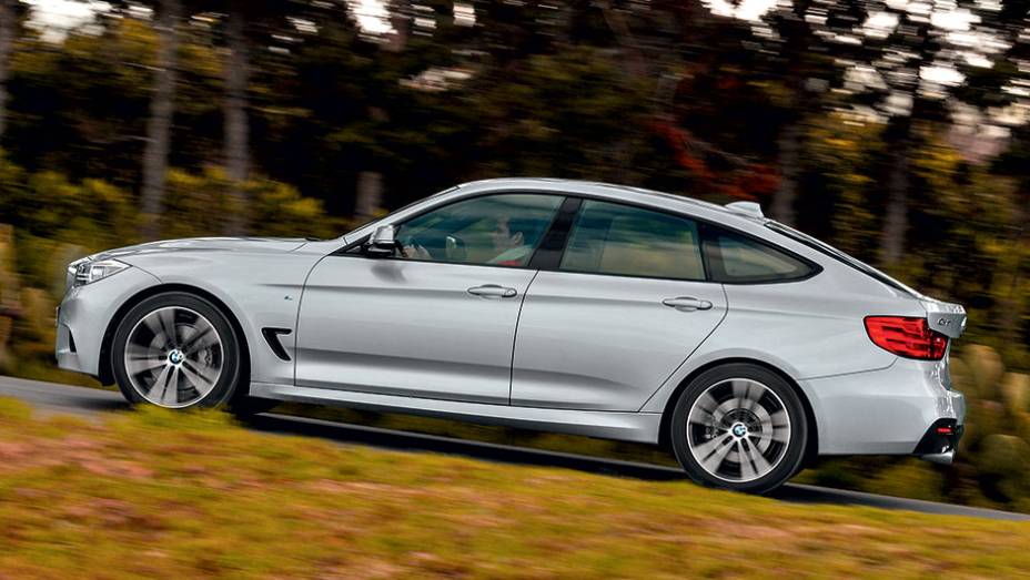 O aerofólio se prolonga para dar mais aderência ao eixo traseiro | <a href="https://beta-develop.quatrorodas.abril.com.br/carros/impressoes/bmw-335i-gt-740953.shtml" rel="migration">Leia mais</a> O aerofólio se prolonga para dar mais aderência ao eixo traseiro | <a href="https://beta-develop.quatrorodas.abril.com.br/carros/impressoes/bmw-335i-gt-740953.shtml" rel="migration">Leia mais</a>