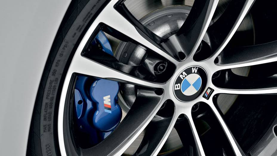 Freio com a marca da divisão Motorsport | <a href="https://beta-develop.quatrorodas.abril.com.br/carros/impressoes/bmw-335i-gt-740953.shtml" rel="migration">Leia mais</a> Freio com a marca da divisão Motorsport | <a href="https://beta-develop.quatrorodas.abril.com.br/carros/impressoes/bmw-335i-gt-740953.shtml" rel="migration">Leia mais</a>