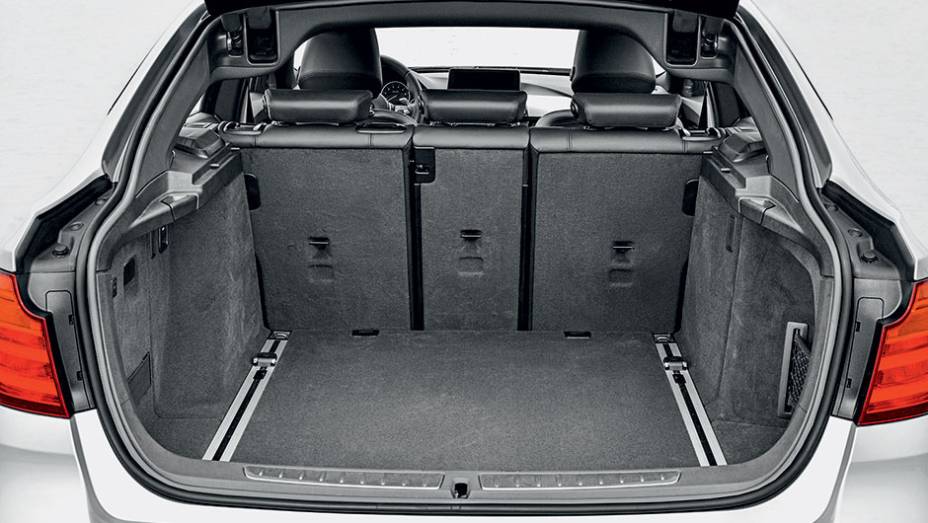 Porta-malas de 520 litros, maior que o da perua | <a href="https://beta-develop.quatrorodas.abril.com.br/carros/impressoes/bmw-335i-gt-740953.shtml" rel="migration">Leia mais</a> Porta-malas de 520 litros, maior que o da perua | <a href="https://beta-develop.quatrorodas.abril.com.br/carros/impressoes/bmw-335i-gt-740953.shtml" rel="migration">Leia mais</a>