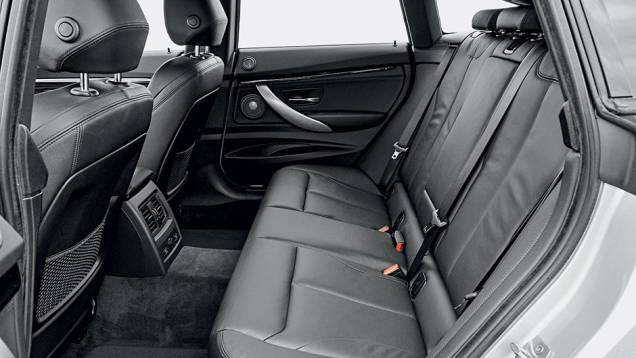 Encosto traseiro com inclinação regulável | <a href="https://beta-develop.quatrorodas.abril.com.br/carros/impressoes/bmw-335i-gt-740953.shtml" rel="migration">Leia mais</a> Encosto traseiro com inclinação regulável | <a href="https://beta-develop.quatrorodas.abril.com.br/carros/impressoes/bmw-335i-gt-740953.shtml" rel="migration">Leia mais</a>