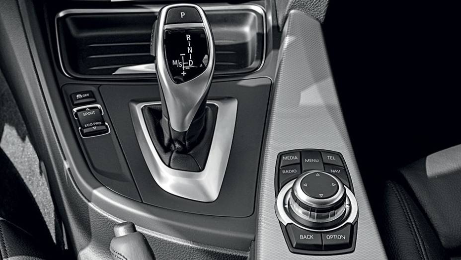Câmbio automatizado de oito marchas e dupla embreagem | <a href="https://beta-develop.quatrorodas.abril.com.br/carros/impressoes/bmw-335i-gt-740953.shtml" rel="migration">Leia mais</a> Câmbio automatizado de oito marchas e dupla embreagem | <a href="https://beta-develop.quatrorodas.abril.com.br/carros/impressoes/bmw-335i-gt-740953.shtml" rel="migration">Leia mais</a>