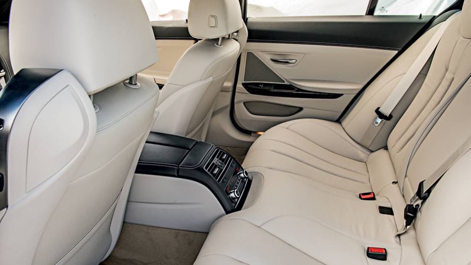 Terceiro passageiro? S&oacute; se viajar de pernas abertas | <a href="https://beta-develop.quatrorodas.abril.com.br/carros/lancamentos/bmw-serie-6-gran-coupe-740122.shtml" rel="migration">Leia mais</a>