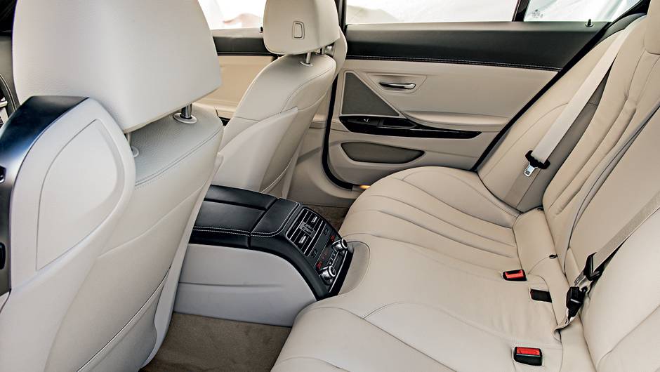 Terceiro passageiro? S&oacute; se viajar de pernas abertas | <a href="https://beta-develop.quatrorodas.abril.com.br/carros/lancamentos/bmw-serie-6-gran-coupe-740122.shtml" rel="migration">Leia mais</a>