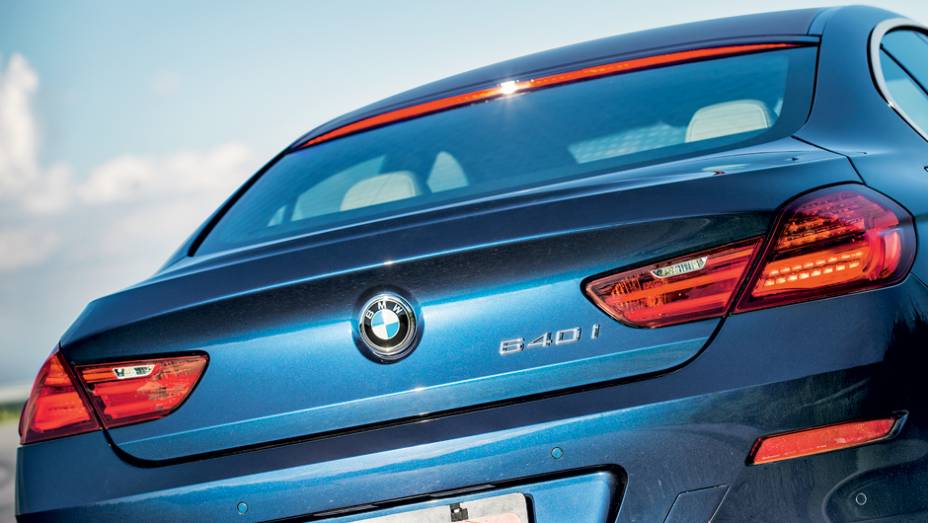 Brake-light &eacute; um filete no topo da janela traseira | <a href="https://beta-develop.quatrorodas.abril.com.br/carros/lancamentos/bmw-serie-6-gran-coupe-740122.shtml" rel="migration">Leia mais</a>
