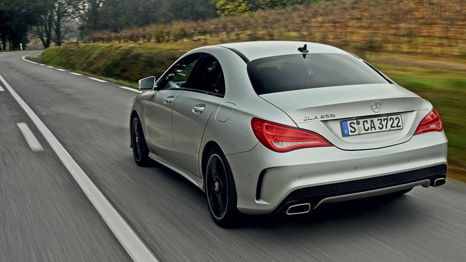 A coluna traseira foi desenhada para dar um ar de cupê | <a href="https://beta-develop.quatrorodas.abril.com.br/carros/impressoes/mercedes-benz-cla-250-740748.shtml" rel="migration">Leia mais</a> A coluna traseira foi desenhada para dar um ar de cupê | <a href="https://beta-develop.quatrorodas.abril.com.br/carros/impressoes/mercedes-benz-cla-250-740748.shtml" rel="migration">Leia mais</a>