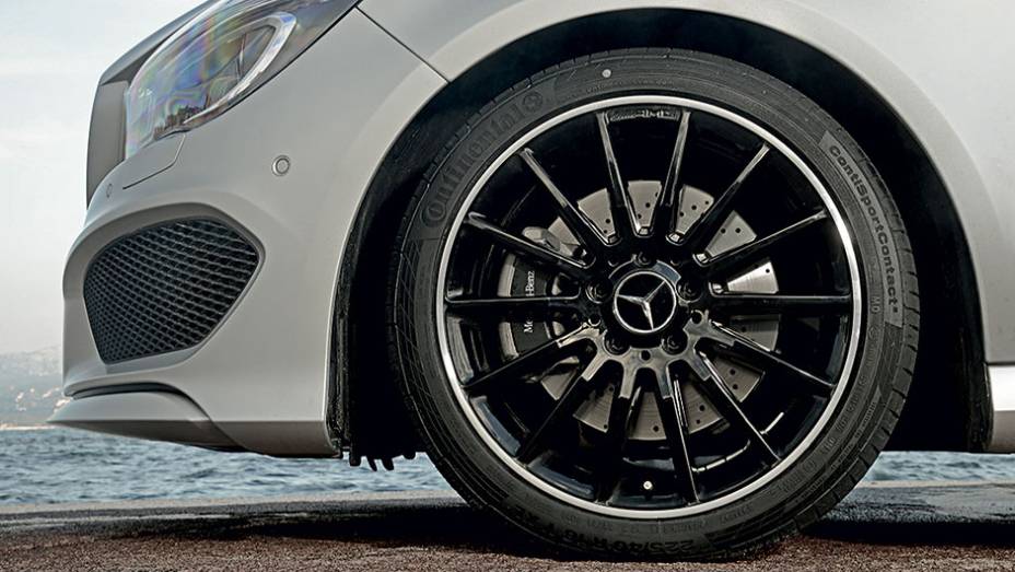 O CLA 250 tem rodas de 17 polegadas e freios a disco ventilado s&oacute; na dianteira | <a href="https://beta-develop.quatrorodas.abril.com.br/carros/impressoes/mercedes-benz-cla-250-740748.shtml" rel="migration">Leia mais</a>