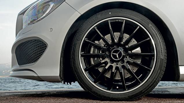 O CLA 250 tem rodas de 17 polegadas e freios a disco ventilado só na dianteira | <a href="https://beta-develop.quatrorodas.abril.com.br/carros/impressoes/mercedes-benz-cla-250-740748.shtml" rel="migration">Leia mais</a> O CLA 250 tem rodas de 17 polegadas e freios a disco ventilado só na dianteira | <a href="https://beta-develop.quatrorodas.abril.com.br/carros/impressoes/mercedes-benz-cla-250-740748.shtml" rel="migration">Leia mais</a>