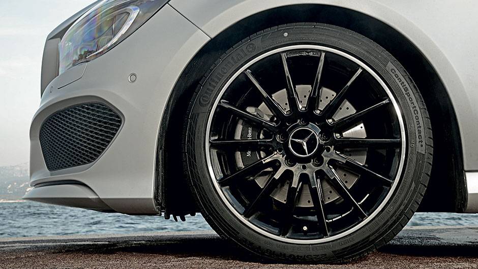 O CLA 250 tem rodas de 17 polegadas e freios a disco ventilado só na dianteira | <a href="https://beta-develop.quatrorodas.abril.com.br/carros/impressoes/mercedes-benz-cla-250-740748.shtml" rel="migration">Leia mais</a> O CLA 250 tem rodas de 17 polegadas e freios a disco ventilado só na dianteira | <a href="https://beta-develop.quatrorodas.abril.com.br/carros/impressoes/mercedes-benz-cla-250-740748.shtml" rel="migration">Leia mais</a>