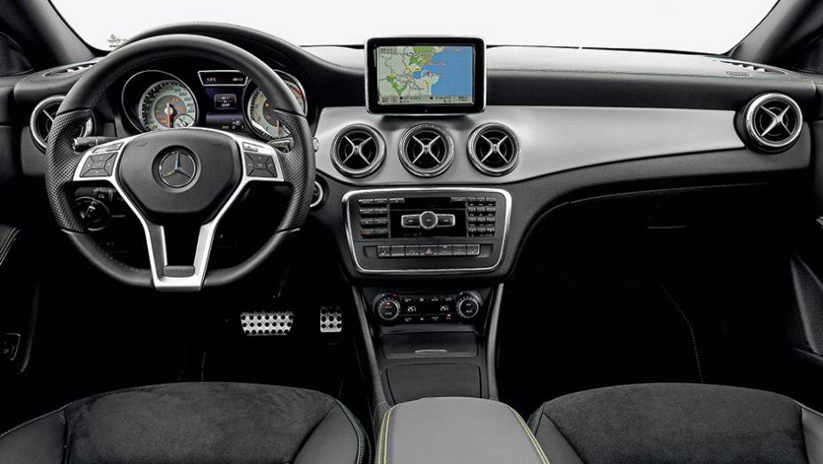 O interior é basicamente o mesmo do Classe A, com suas cinco saídas de ar e o monitor saliente ao estilo tablet | <a href="https://beta-develop.quatrorodas.abril.com.br/carros/impressoes/mercedes-benz-cla-250-740748.shtml" rel="migration">Leia mais</a>