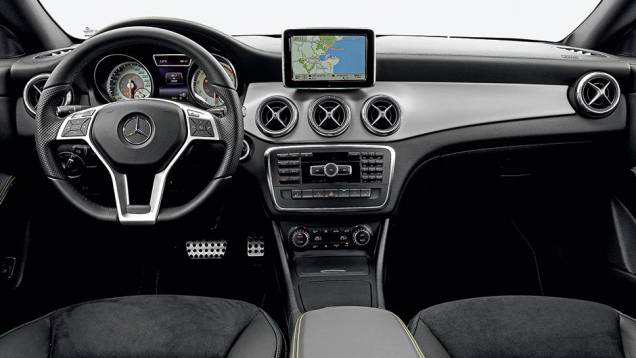 O interior é basicamente o mesmo do Classe A, com suas cinco saídas de ar e o monitor saliente ao estilo tablet | <a href="https://beta-develop.quatrorodas.abril.com.br/carros/impressoes/mercedes-benz-cla-250-740748.shtml" rel="migration">Leia mais</a> O interior é basicamente o mesmo do Classe A, com suas cinco saídas de ar e o monitor saliente ao estilo tablet | <a href="https://beta-develop.quatrorodas.abril.com.br/carros/impressoes/mercedes-benz-cla-250-740748.shtml" rel="migration">Leia mais</a>