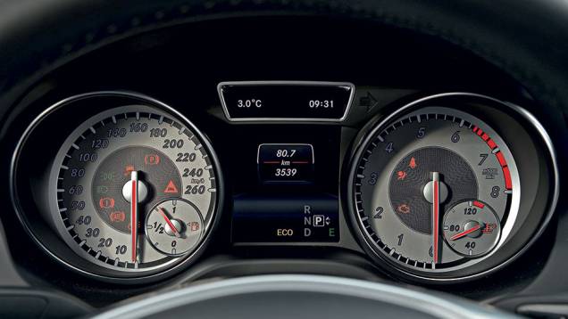 Mostradores brancos com interior cinza... | <a href="https://beta-develop.quatrorodas.abril.com.br/carros/impressoes/mercedes-benz-cla-250-740748.shtml" rel="migration">Leia mais</a> Mostradores brancos com interior cinza... | <a href="https://beta-develop.quatrorodas.abril.com.br/carros/impressoes/mercedes-benz-cla-250-740748.shtml" rel="migration">Leia mais</a>