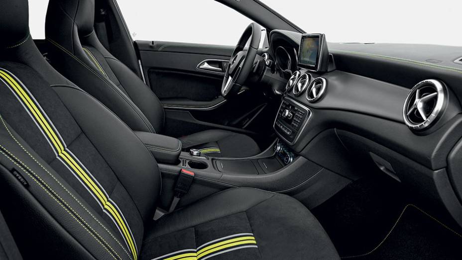 ...e bancos listrados d&atilde;o um toque menos s&oacute;brio, ideal para o p&uacute;blico mais jovem | <a href="https://beta-develop.quatrorodas.abril.com.br/carros/impressoes/mercedes-benz-cla-250-740748.shtml" rel="migration">Leia mais</a>