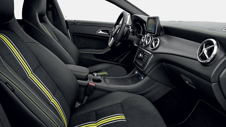 ...e bancos listrados d&atilde;o um toque menos s&oacute;brio, ideal para o p&uacute;blico mais jovem | <a href="https://beta-develop.quatrorodas.abril.com.br/carros/impressoes/mercedes-benz-cla-250-740748.shtml" rel="migration">Leia mais</a>