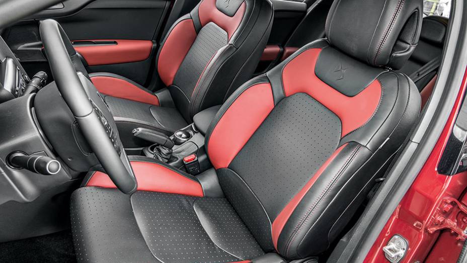 Banco dianteiro conta com massageador e aquecimento | <a href="https://beta-develop.quatrorodas.abril.com.br/carros/testes/citroen-ds4-740640.shtml" rel="migration">Leia mais</a>