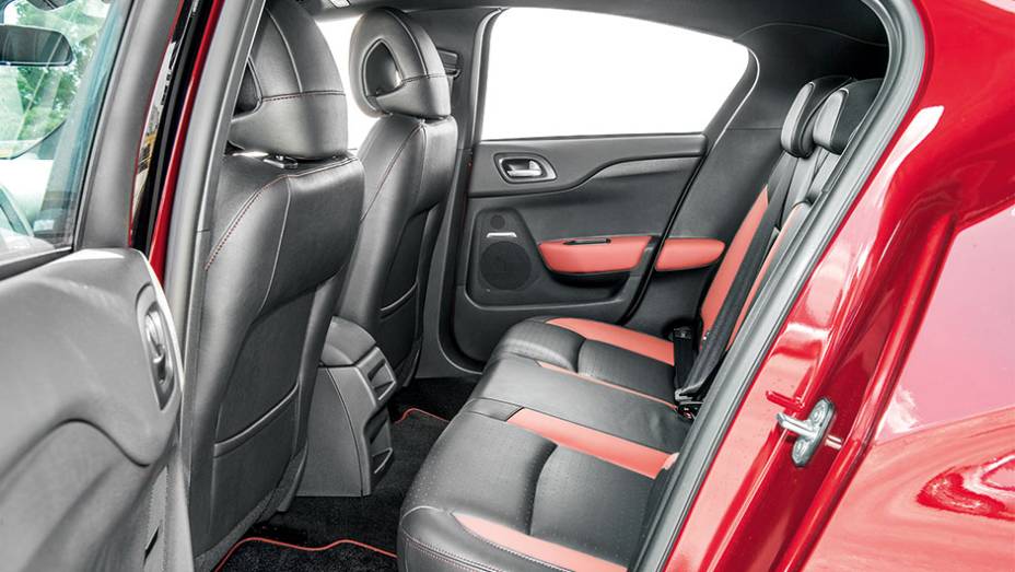 Tom do couro varia de acordo com as cores da carroceria | <a href="https://beta-develop.quatrorodas.abril.com.br/carros/testes/citroen-ds4-740640.shtml" rel="migration">Leia mais</a>