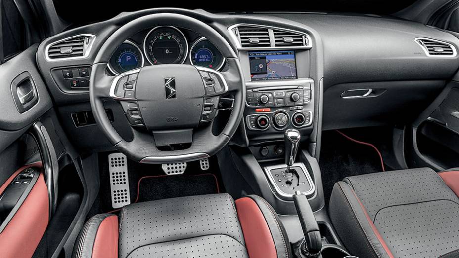 DS4 está mais bem equipado que a concorrência | <a href="https://beta-develop.quatrorodas.abril.com.br/carros/testes/citroen-ds4-740640.shtml" rel="migration">Leia mais</a>
