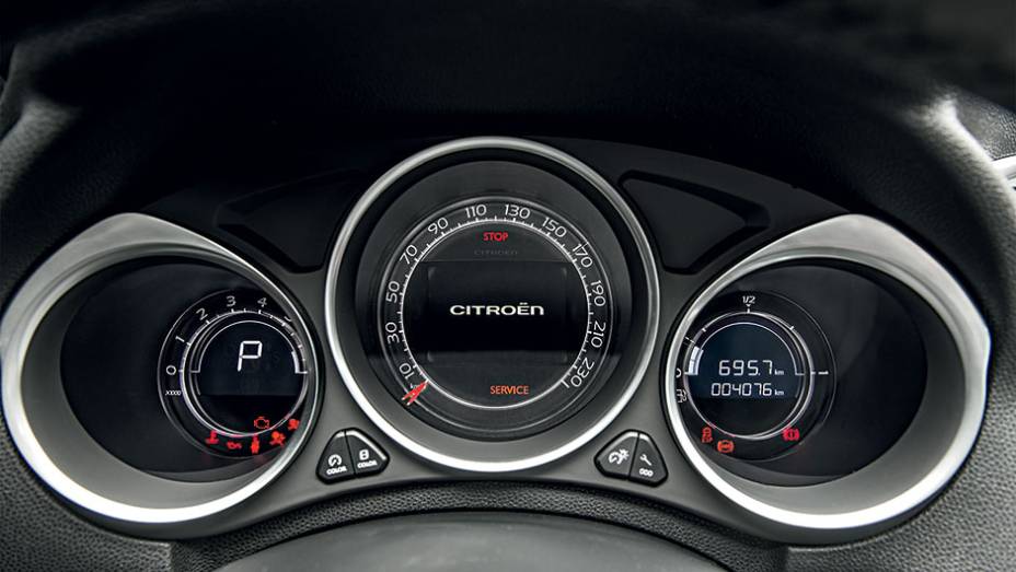 Motorista pode mudar a cor de fundo do painel | <a href="https://beta-develop.quatrorodas.abril.com.br/carros/testes/citroen-ds4-740640.shtml" rel="migration">Leia mais</a>