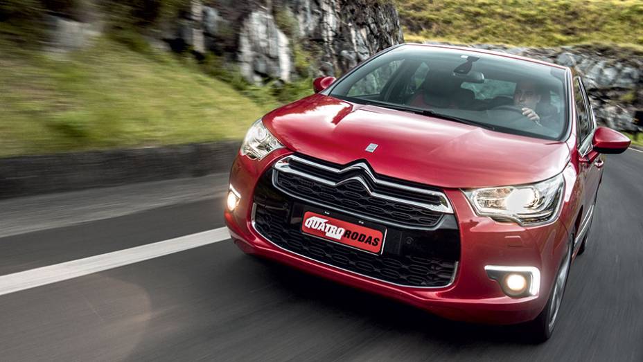 Luzes diurnas de leds no spoiler: nova ordem | <a href="https://beta-develop.quatrorodas.abril.com.br/carros/testes/citroen-ds4-740640.shtml" rel="migration">Leia mais</a>