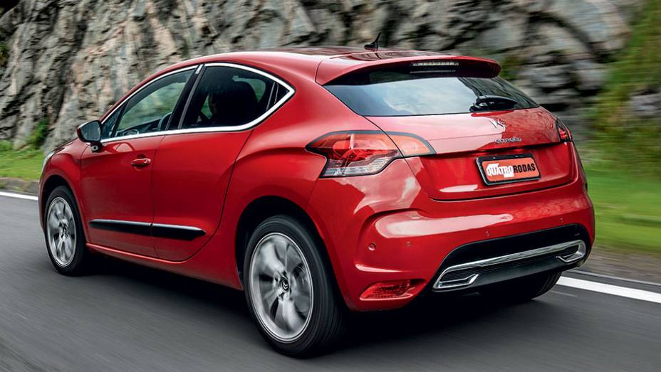 Enfeite cromado "finge" serem sa&iacute;das duplas de escape | <a href="https://beta-develop.quatrorodas.abril.com.br/carros/testes/citroen-ds4-740640.shtml" rel="migration">Leia mais</a>