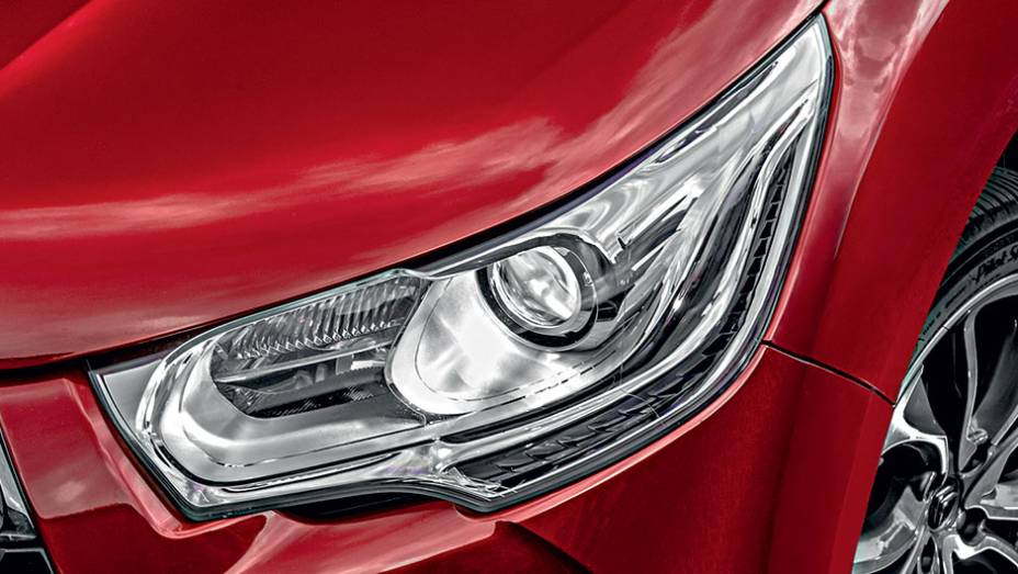 Farol de xen&ocirc;nio se move em at&eacute; 15 graus, acompanhando o volante | <a href="https://beta-develop.quatrorodas.abril.com.br/carros/testes/citroen-ds4-740640.shtml" rel="migration">Leia mais</a>