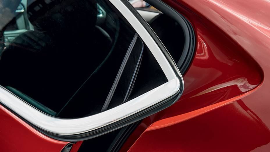 Porta traseira tem maçaneta embutida em uma "aba" | <a href="https://beta-develop.quatrorodas.abril.com.br/carros/testes/citroen-ds4-740640.shtml" rel="migration">Leia mais</a>