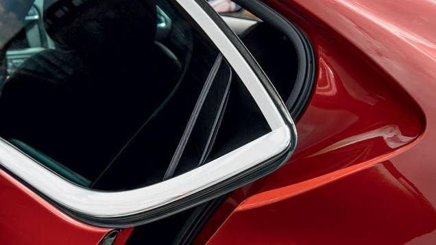 Porta traseira tem maçaneta embutida em uma "aba" | <a href="https://beta-develop.quatrorodas.abril.com.br/carros/testes/citroen-ds4-740640.shtml" rel="migration">Leia mais</a> Porta traseira tem maçaneta embutida em uma "aba" | <a href="https://beta-develop.quatrorodas.abril.com.br/carros/testes/citroen-ds4-740640.shtml" rel="migration">Leia mais</a>