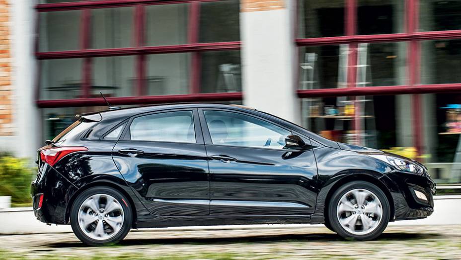 Marca registrada da Hyundai, os vincos e volumes ornam o i30 | <a href="https://beta-develop.quatrorodas.abril.com.br/carros/comparativos/peugeot-308-x-hyundai-i30-x-chevrolet-cruze-740626.shtml" rel="migration">Leia mais</a>