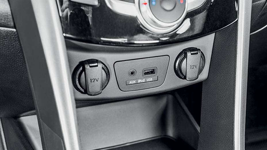 Molduras prateadas do console t&ecirc;m cantos vivos na face interna | <a href="https://beta-develop.quatrorodas.abril.com.br/carros/comparativos/peugeot-308-x-hyundai-i30-x-chevrolet-cruze-740626.shtml" rel="migration">Leia mais</a>