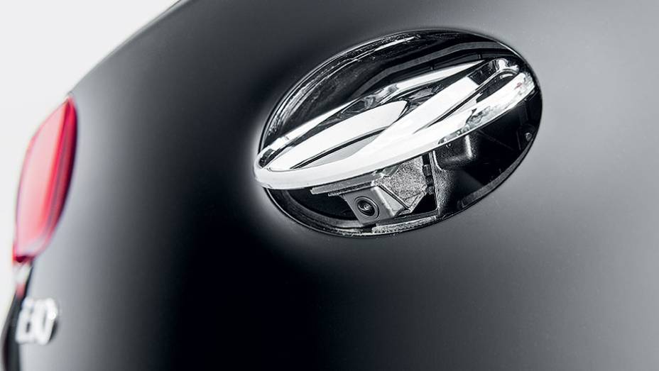 Ao engatar a r&eacute;, o logo Hyundai se move, revelando uma microc&acirc;mera | <a href="https://beta-develop.quatrorodas.abril.com.br/carros/comparativos/peugeot-308-x-hyundai-i30-x-chevrolet-cruze-740626.shtml" rel="migration">Leia mais</a>