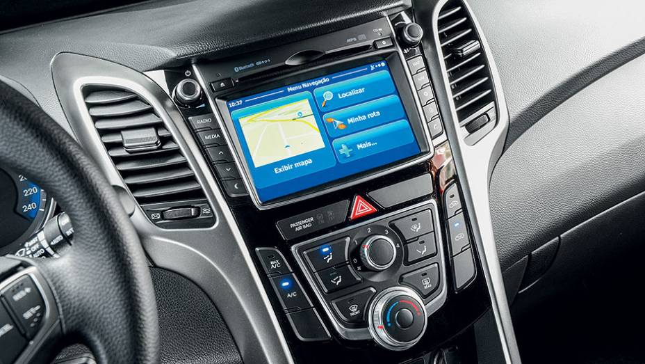 Atualizado, intuitivo e completo, o GPS do i30 é também o mais atraente | <a href="https://beta-develop.quatrorodas.abril.com.br/carros/comparativos/peugeot-308-x-hyundai-i30-x-chevrolet-cruze-740626.shtml" rel="migration">Leia mais</a>