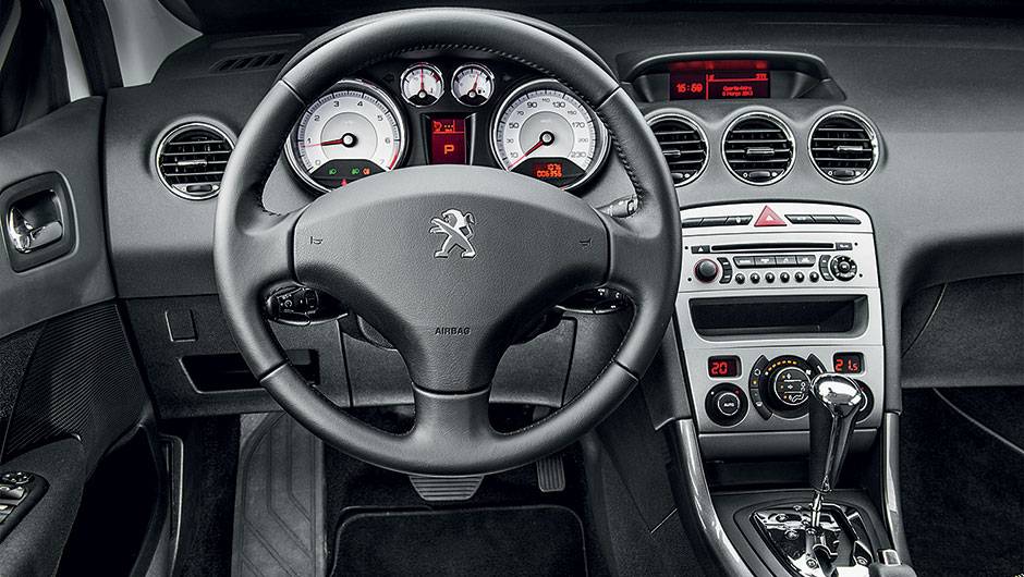 Comandos ficam na coluna de direção, não no volante | <a href="https://beta-develop.quatrorodas.abril.com.br/carros/comparativos/peugeot-308-x-hyundai-i30-x-chevrolet-cruze-740626.shtml" rel="migration">Leia mais</a> Comandos ficam na coluna de direção, não no volante | <a href="https://beta-develop.quatrorodas.abril.com.br/carros/comparativos/peugeot-308-x-hyundai-i30-x-chevrolet-cruze-740626.shtml" rel="migration">Leia mais</a>