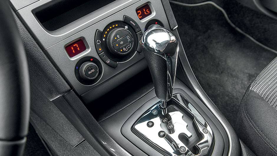 No c&acirc;mbio do 308 h&aacute; apenas quatro marchas e vacilos nas trocas | <a href="https://beta-develop.quatrorodas.abril.com.br/carros/comparativos/peugeot-308-x-hyundai-i30-x-chevrolet-cruze-740626.shtml" rel="migration">Leia mais</a>