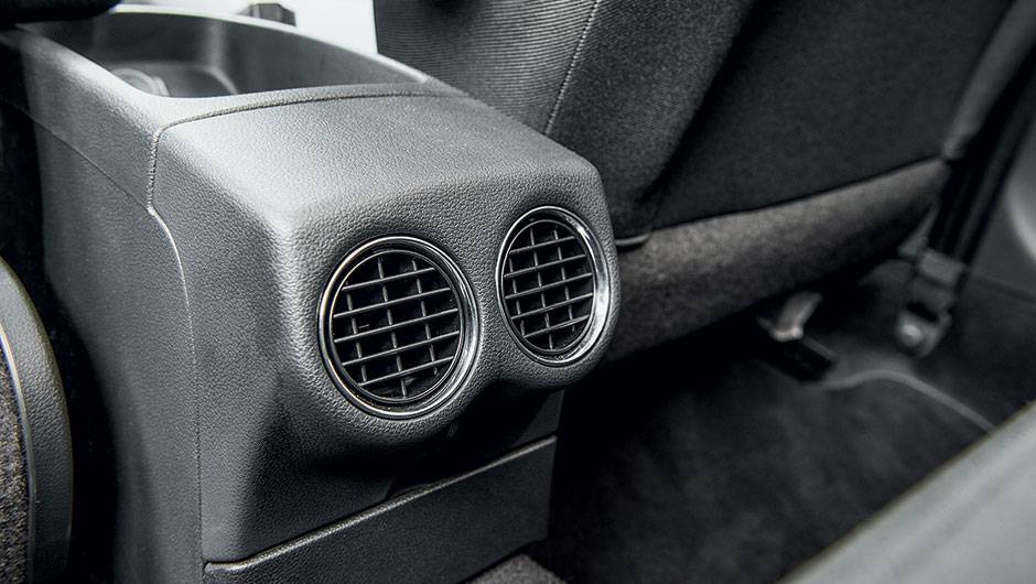 Ar-condicionado tamb&eacute;m na traseira, mas sem direcionador | <a href="https://beta-develop.quatrorodas.abril.com.br/carros/comparativos/peugeot-308-x-hyundai-i30-x-chevrolet-cruze-740626.shtml" rel="migration">Leia mais</a>